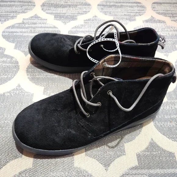 NEW UGG Black Suede Boots Chukka Kids Size 5 - Picture 1 of 6